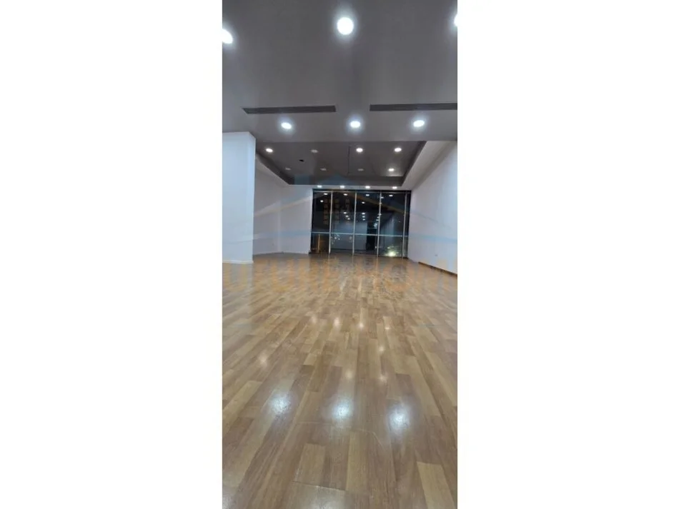 Tirane, jepet me qera zyre Kati 1, 150 m² 2.500 € (MYSLYM SHYRI)