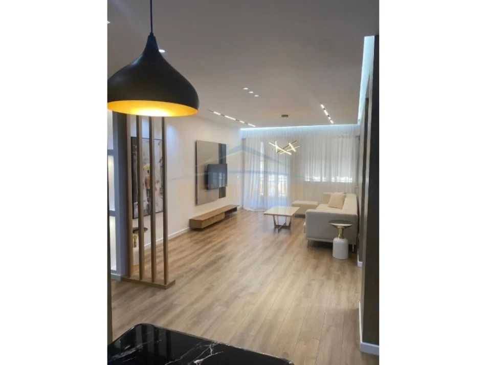 Tirane, shes apartament 2+1+Ballkon Kati 5, 134 m² 280.000 € (mbikalimi kristalit, hotel queen)