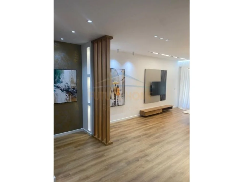 Tirane, shitet apartament 2+1+Ballkon Kati 5, 134 m² 265.000 € (mbi Kristal Center, prane Hotel Queen)