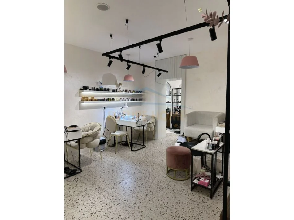 Tirane, jepet me qera ambjent biznesi Kati 0, 100 m² 1.500 € (Rruga Asim Vokshi)