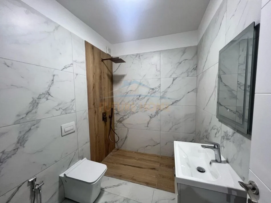 Tirane, jepet me qera apartament 2+1+Ballkon Kati 11, 120 m² 1.200 € (Bllok)