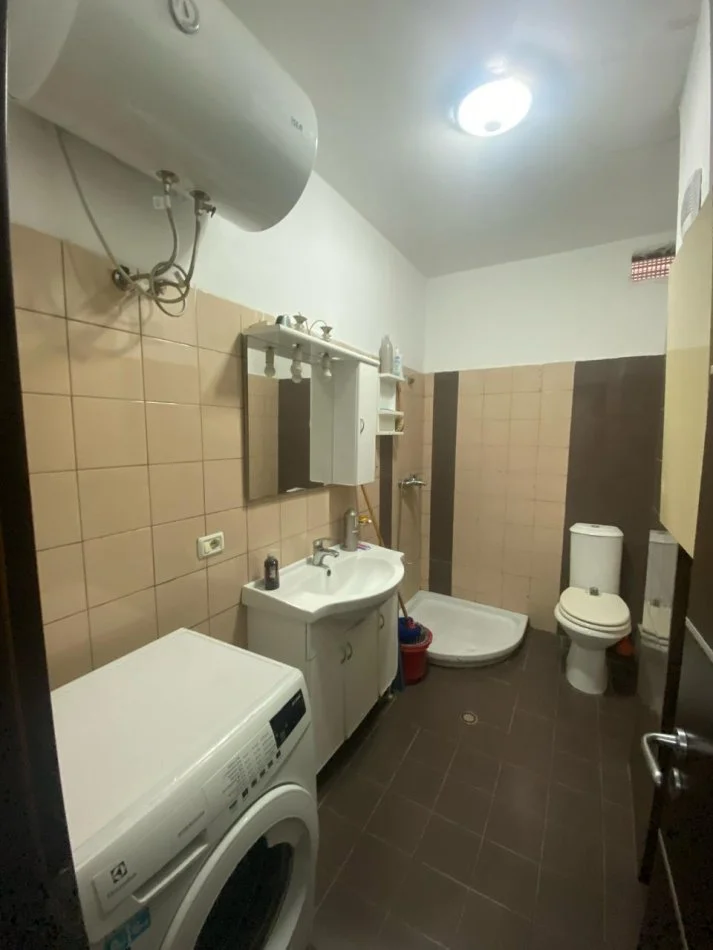 Tirane, jepet me qera apartament 3+1 , 125 m² 1.000 € (Selvia)