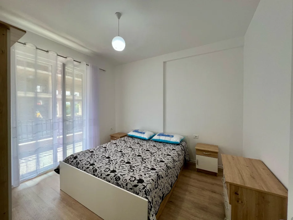 Shqiperi, jepet me qera apartament 2+1+Ballkon Kati 1, 93 m² 450 € (Paskuqan)