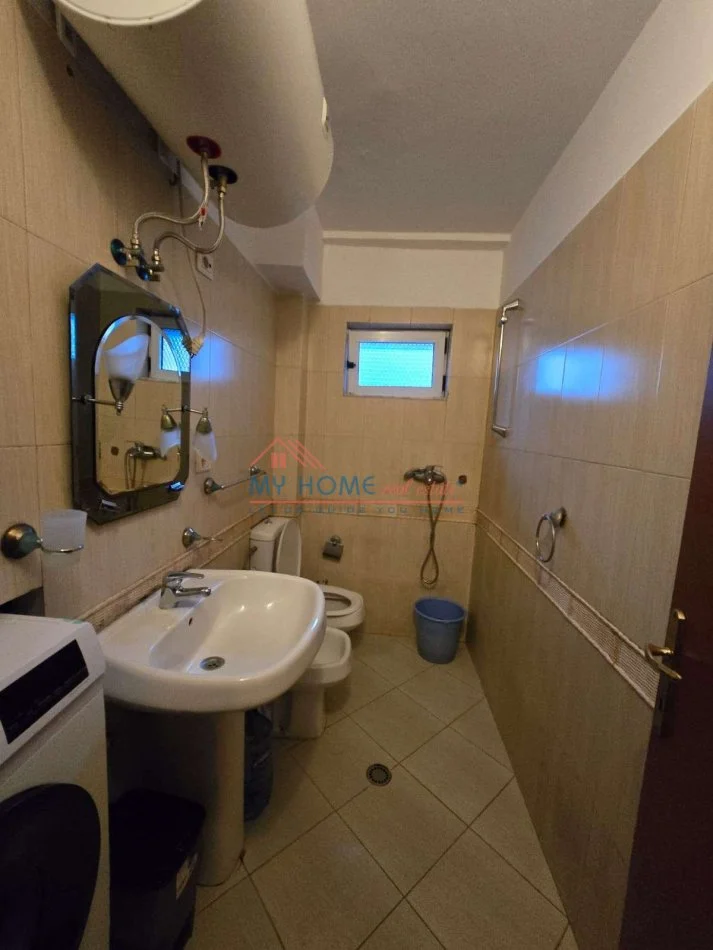 Tirane, jepet me qera apartament 3+1+Ballkon Kati 4, 95 m² 550 € (Rruga e Barrikadave)