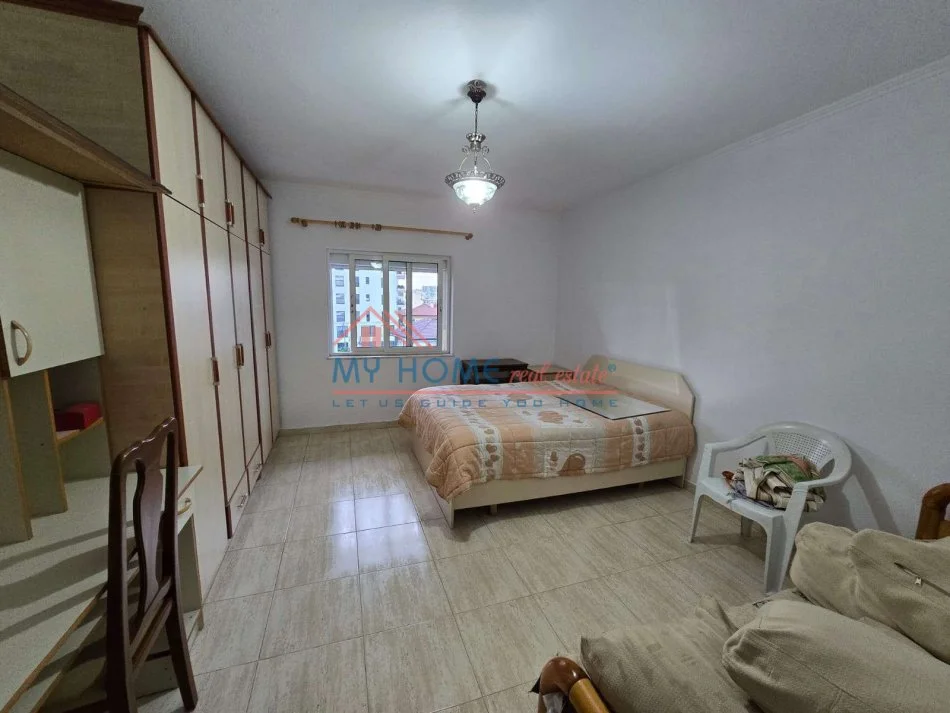 Tirane, jepet me qera apartament 3+1+Ballkon Kati 4, 95 m² 550 € (Rruga e Barrikadave)