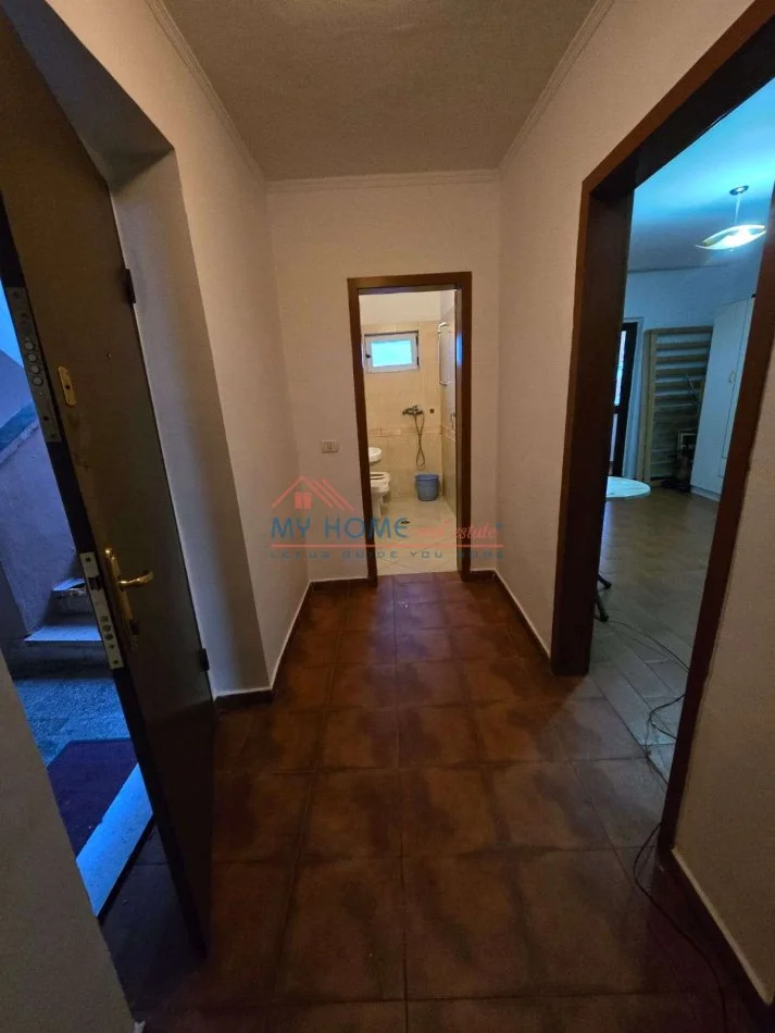Tirane, jepet me qera apartament 3+1+Ballkon Kati 4, 95 m² 550 € (Rruga e Barrikadave)