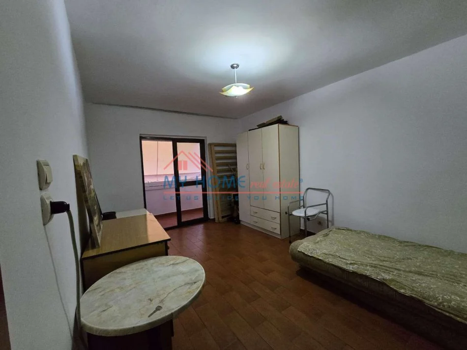 Tirane, jepet me qera apartament 3+1+Ballkon Kati 4, 95 m² 550 € (Rruga e Barrikadave)
