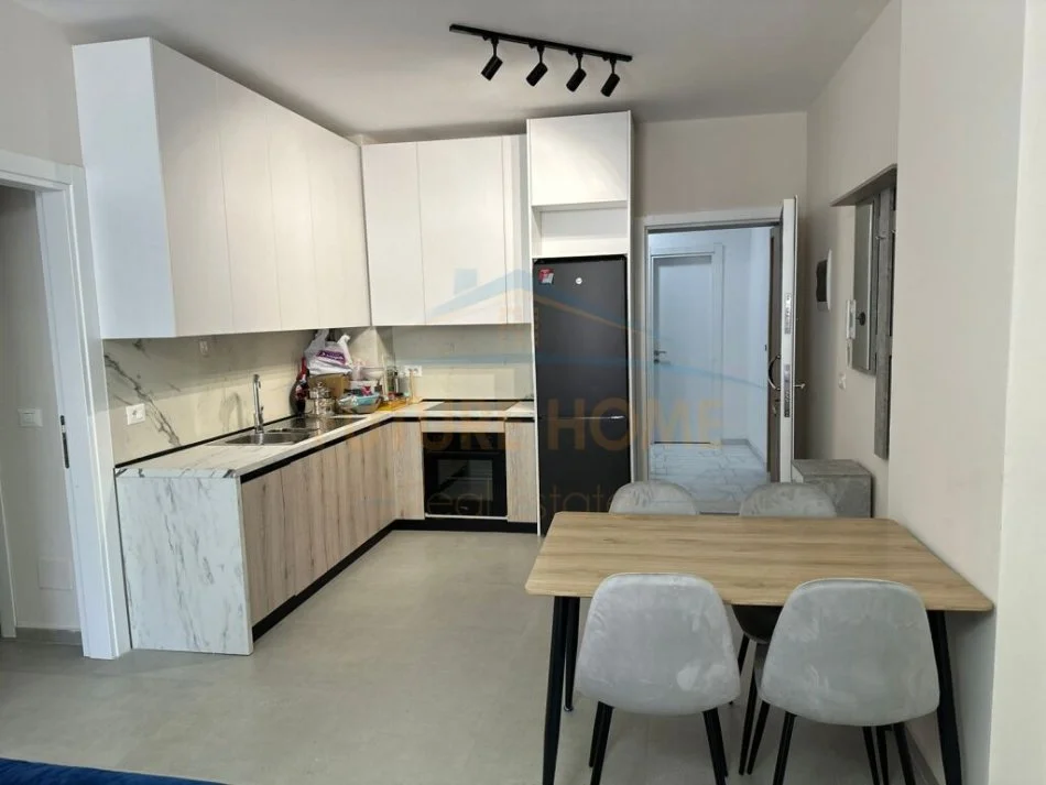 Tirane, jepet me qera apartament 1+1+Ballkon Kati 1, 65 m² 600 € (Kopshti Botanik)