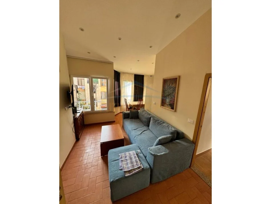 Tirane, jepet me qera apartament 2+1 Kati 3, 120 m² 750 € (Rruga Nikolla Lena)