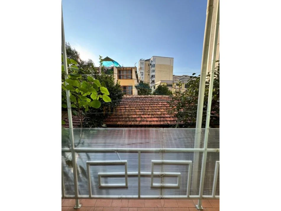 Tirane, jepet me qera apartament 2+1 Kati 3, 120 m² 750 € (Rruga Nikolla Lena)