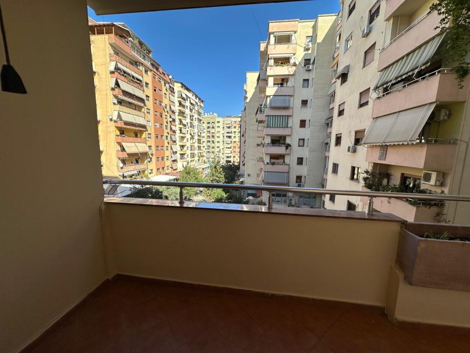Tirane, jepet me qera apartament 2+1+Ballkon Kati 4, 118 m² 650 € (Komuna e Parisit , Tek Rrethrrotullimi)
