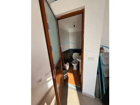 Tirane, jepet me qera ambjent biznesi Kati 0, 92 m² 550 € (Rruga Fabrika e Qelqit, Kombinat, Tiranë AREA46101)