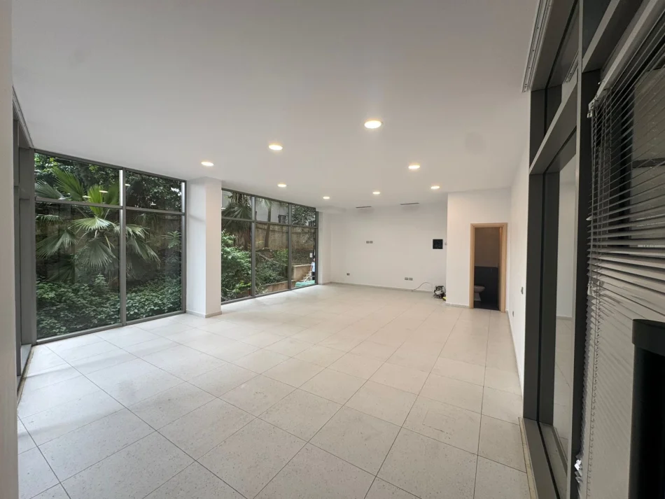 Tirane, jepet me qera ambjent biznesi Kati 1, 64 m² 650 € (Tower Brigde)