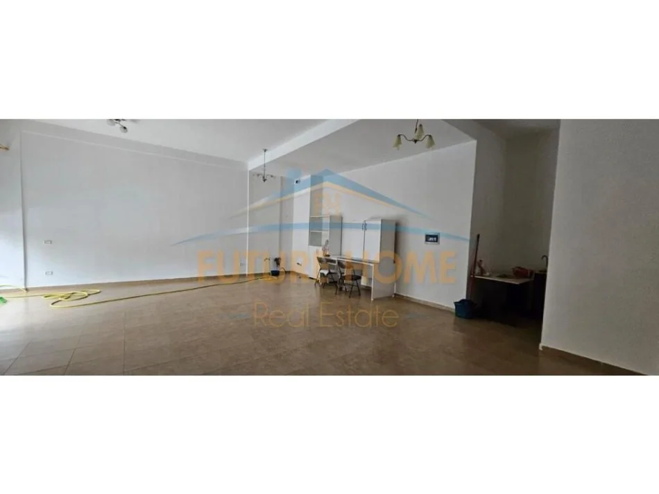 Durres, jepet me qera ambjent biznesi Kati 0, 71 m² 450 € (0696044405 Qera, Ambient Biznesi , prane Kazazit, Durres)