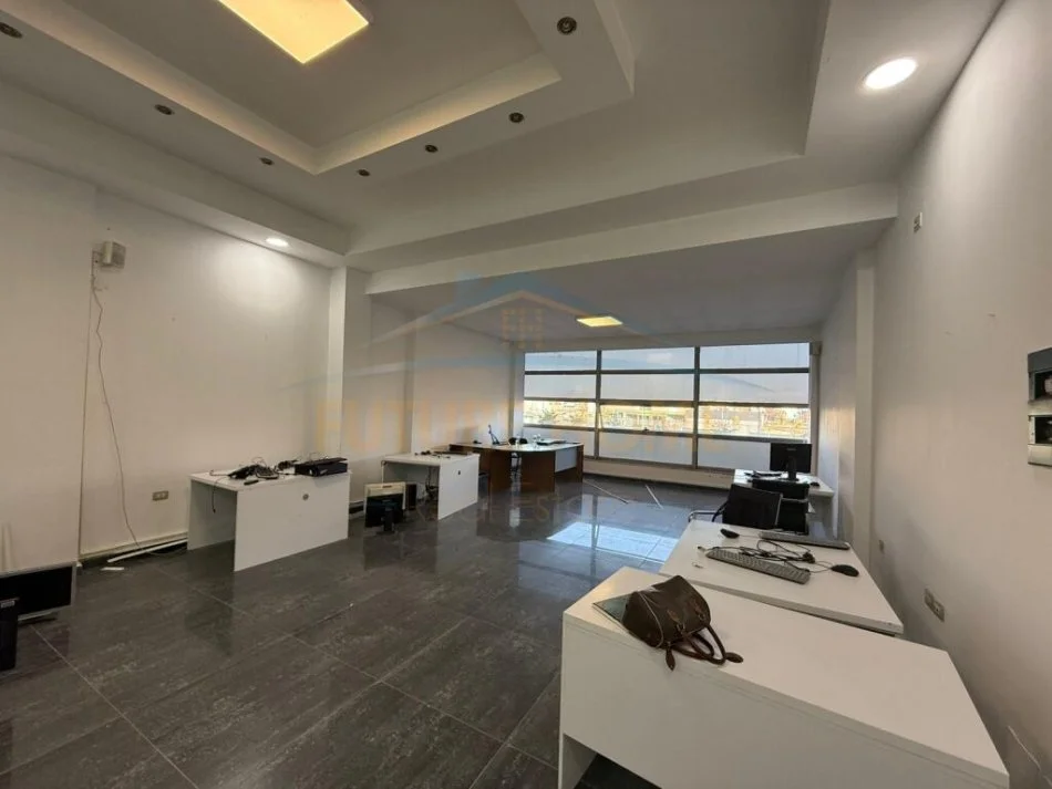 Tirane, jepet me qera ambjent biznesi Kati 1, 61 m² 500 € 