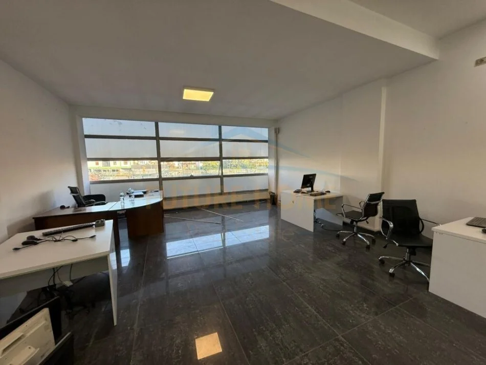 Tirane, jepet me qera ambjent biznesi Kati 1, 61 m² 500 € 