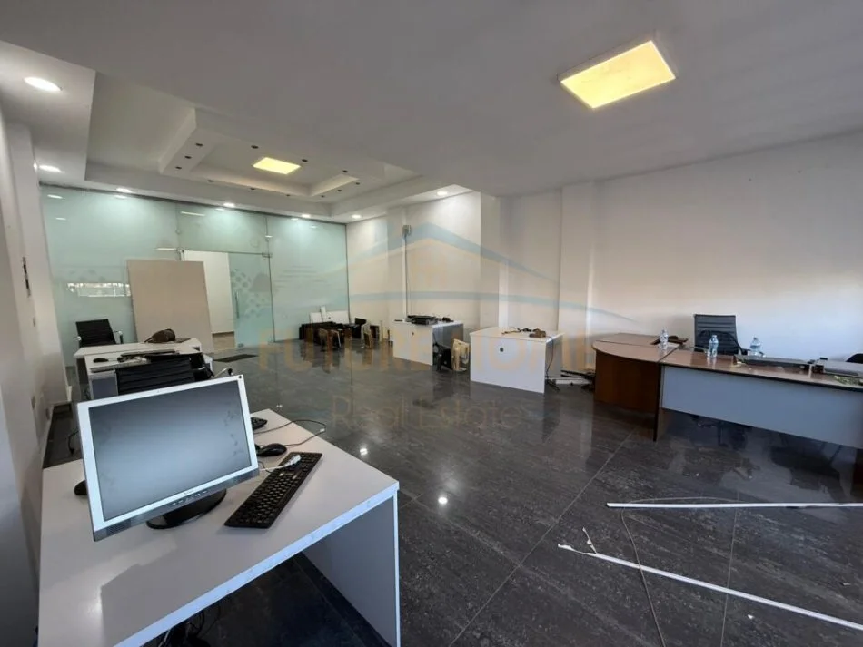 Tirane, jepet me qera ambjent biznesi Kati 1, 61 m² 500 € 