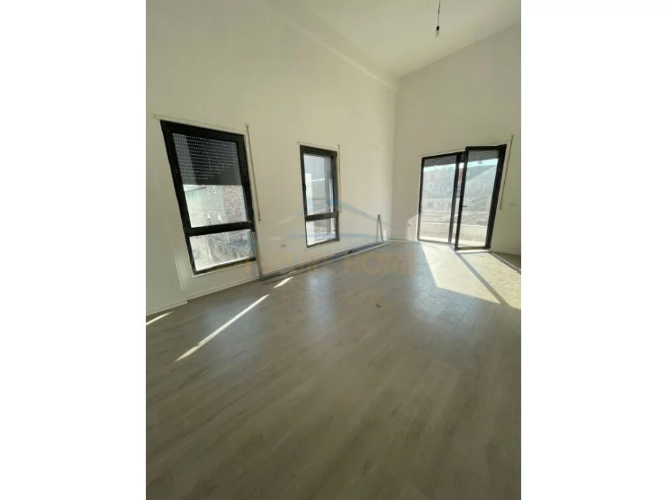Tirane, shitet ambjent biznesi Kati 1, 102 m² 220.000 € (Porcelan)