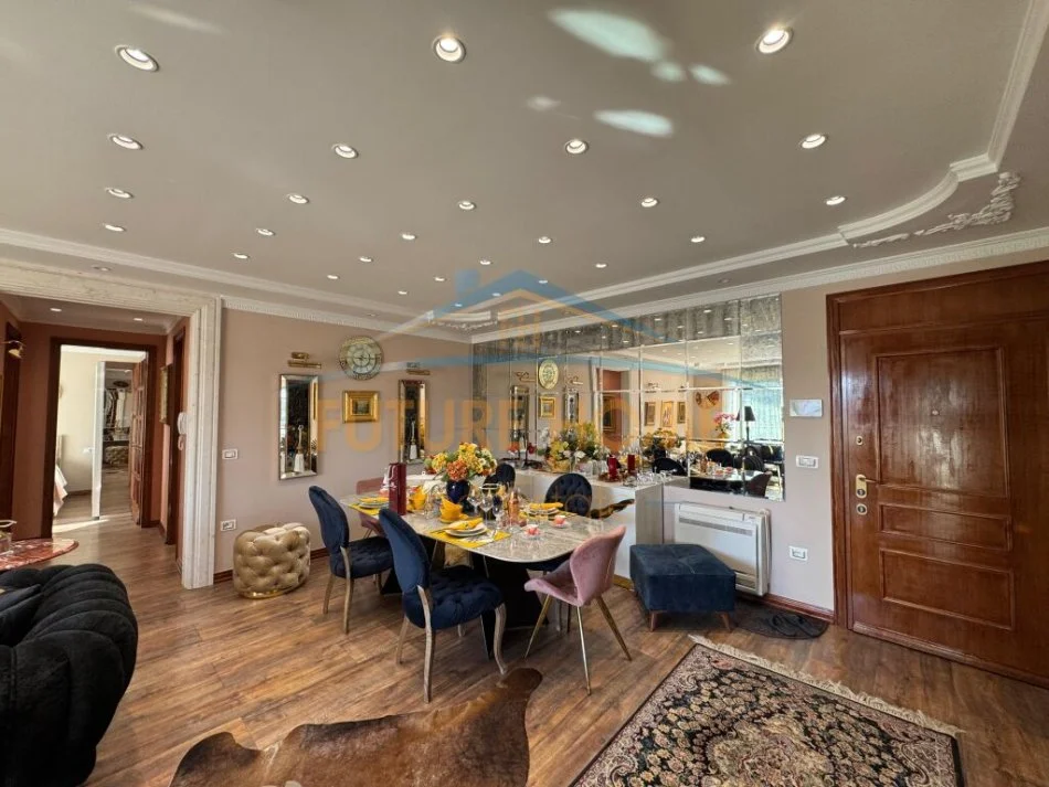 Tirane, jepet me qera apartament 2+1+Ballkon Kati 9, 137 m² 2.300 € (Bllok)