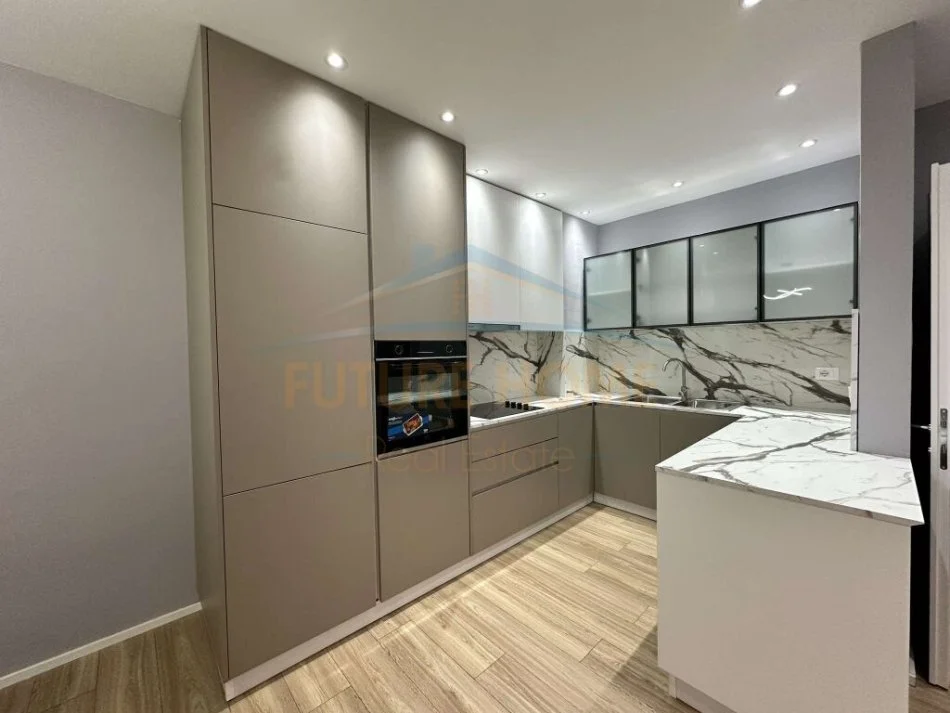 Tirane, jepet me qera apartament 2+1 Kati 4, 108 m² 700 € 