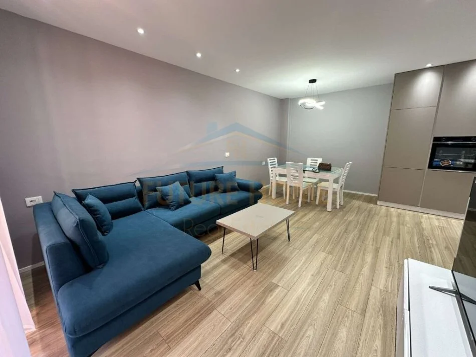 Tirane, jepet me qera apartament 2+1 Kati 4, 108 m² 700 € 