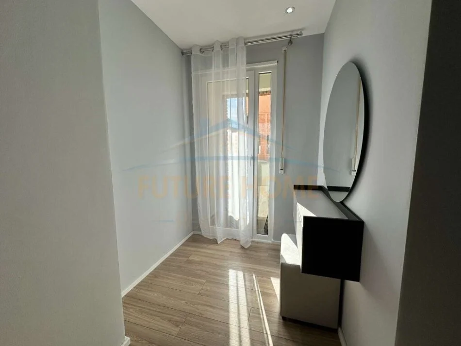 Tirane, jepet me qera apartament 2+1 Kati 4, 108 m² 700 € 
