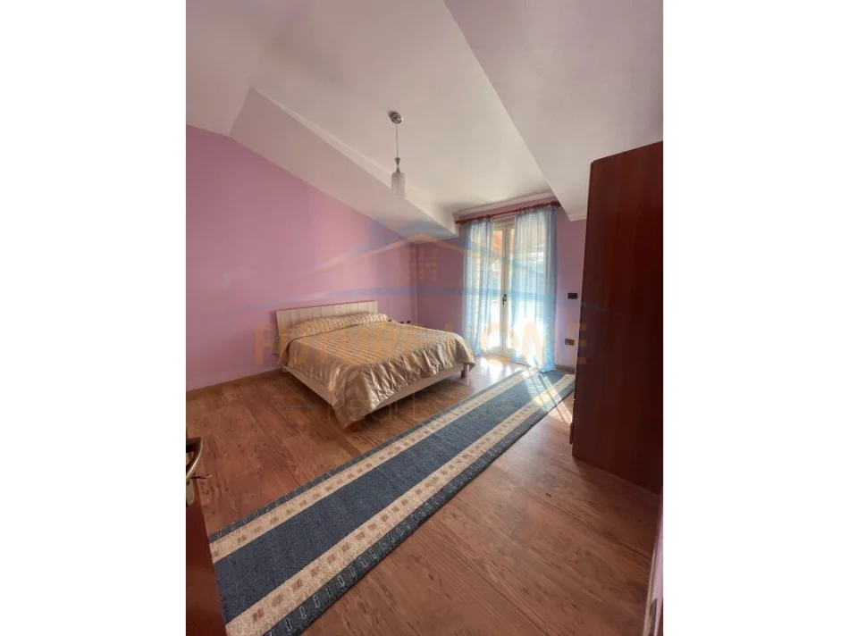 Durres, jepet me qera Vile 5+1+Aneks+Ballkon Kati 3, 350 m² 600 € (Arapaj,Durrës)