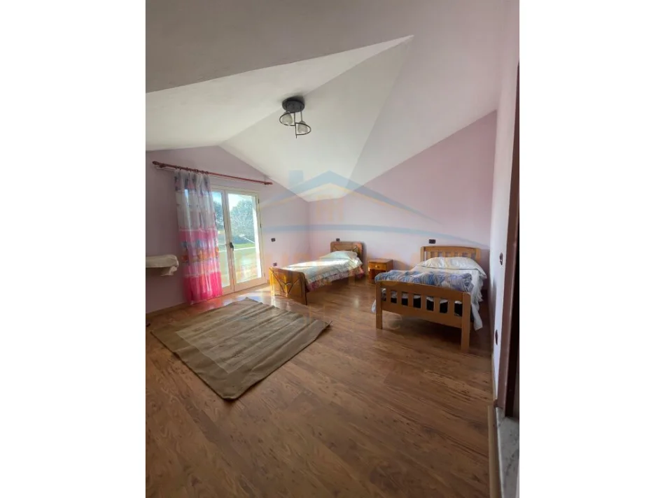 Durres, jepet me qera Vile 5+1+Aneks+Ballkon Kati 3, 350 m² 600 € (Arapaj,Durrës)