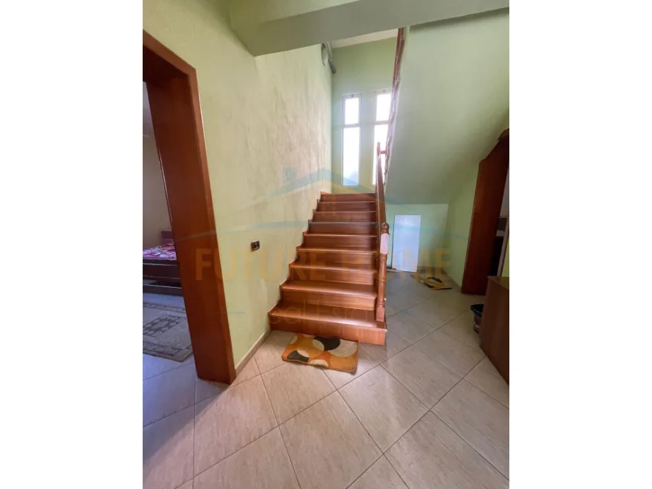Durres, jepet me qera Vile 5+1+Aneks+Ballkon Kati 3, 350 m² 600 € (Arapaj,Durrës)