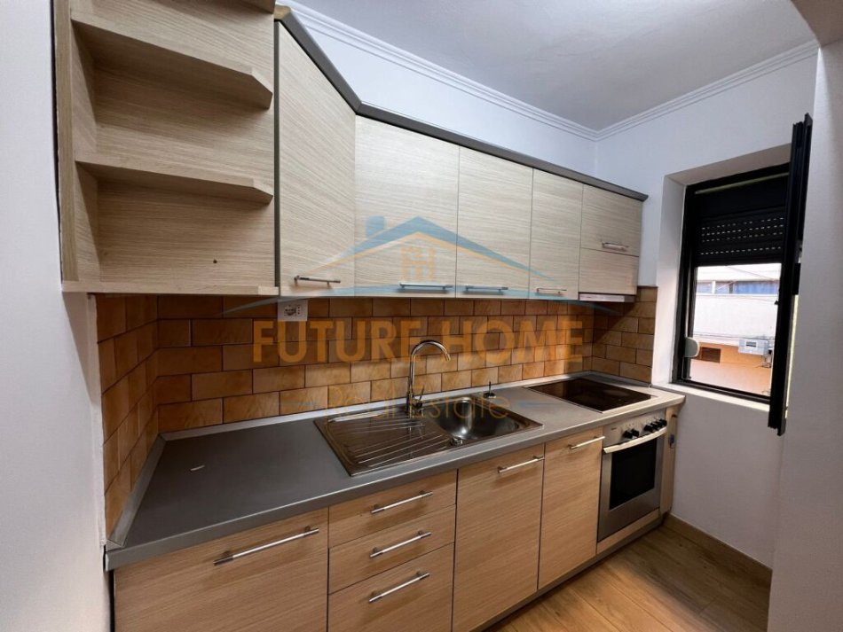 Tirane, jepet me qera apartament 1+1 Kati 2, 650 € (MYSLYM SHYRI)