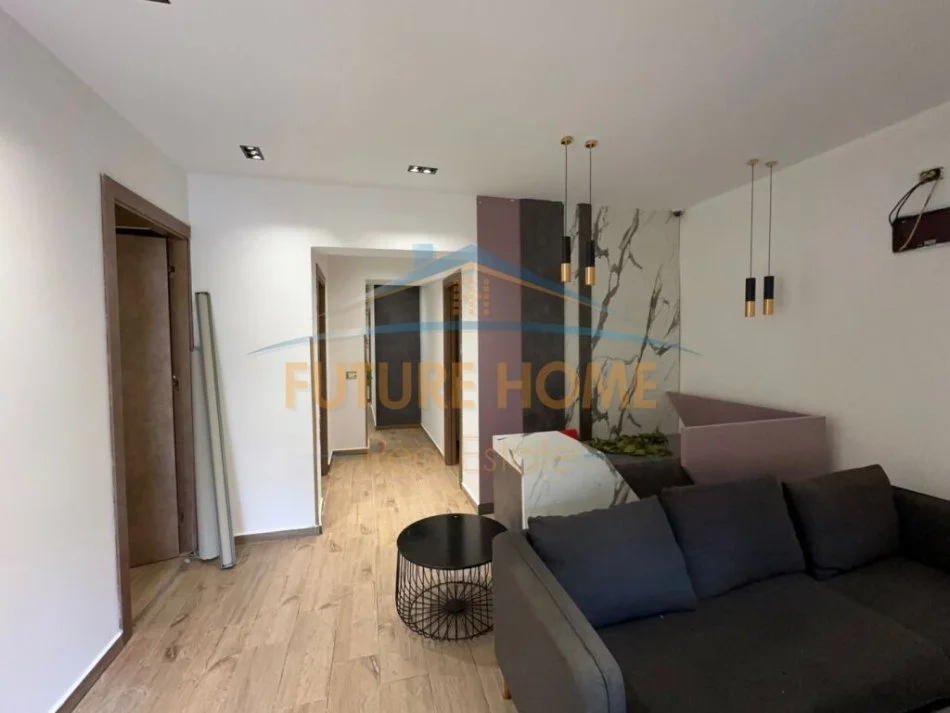 Tirane, jepet me qera ambjent biznesi Kati 1, 100 m² 1.300 € (Petronini)