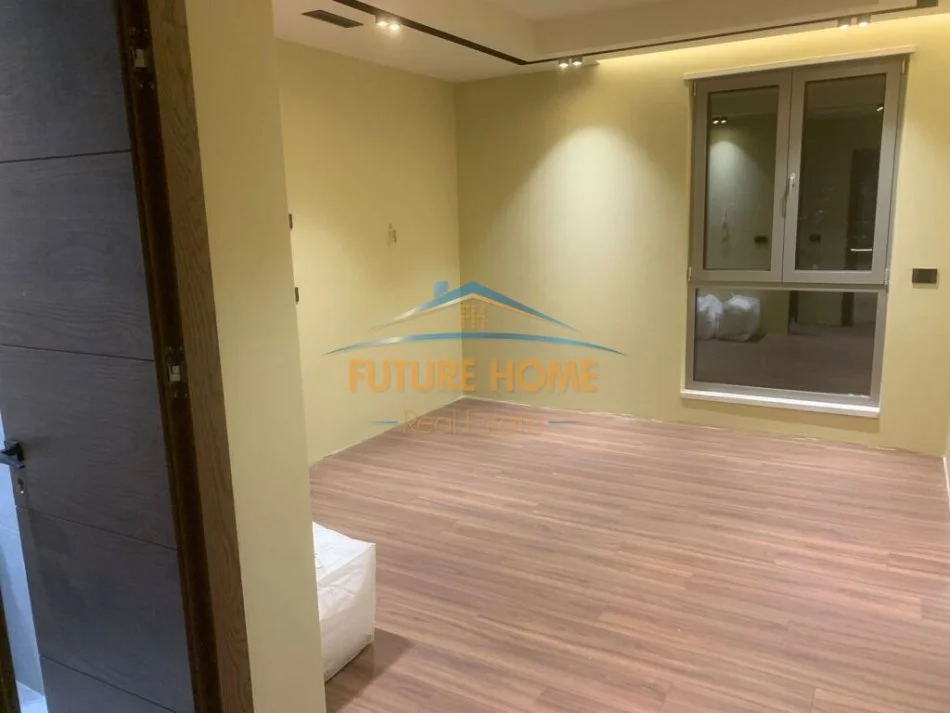 Tirane, jepet me qera ambjent biznesi Kati 7, 125 m² 1.800 € (Rruga e Kavajes)