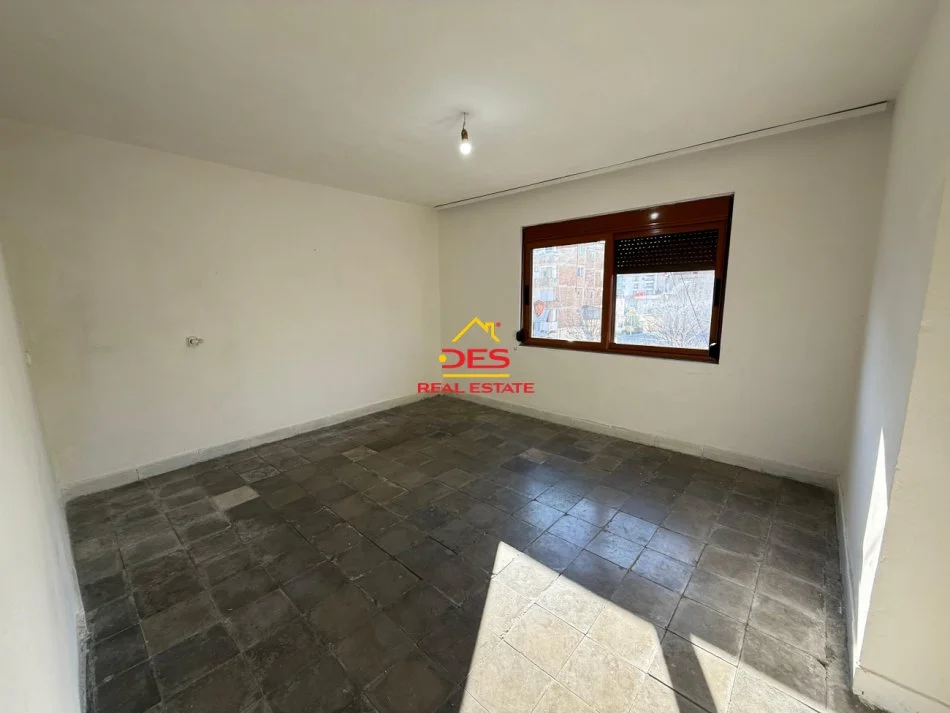 Vlore, shitet apartament 2+1+Ballkon Kati 3, 120 m² 82.000 € (Rruga Janaq Kilica)