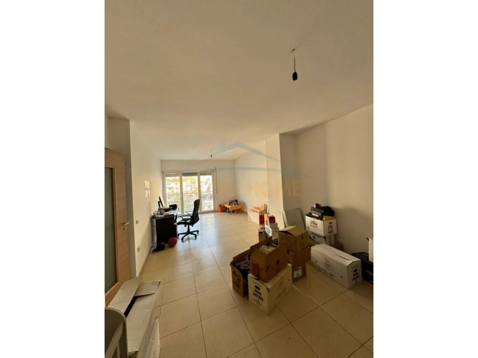 Tirane, jepet me qera apartament 1+1 Kati 4, 80 m² 400 € (Don Bosko)