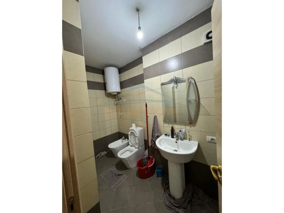 Tirane, jepet me qera apartament 1+1 Kati 4, 80 m² 400 € (Don Bosko)