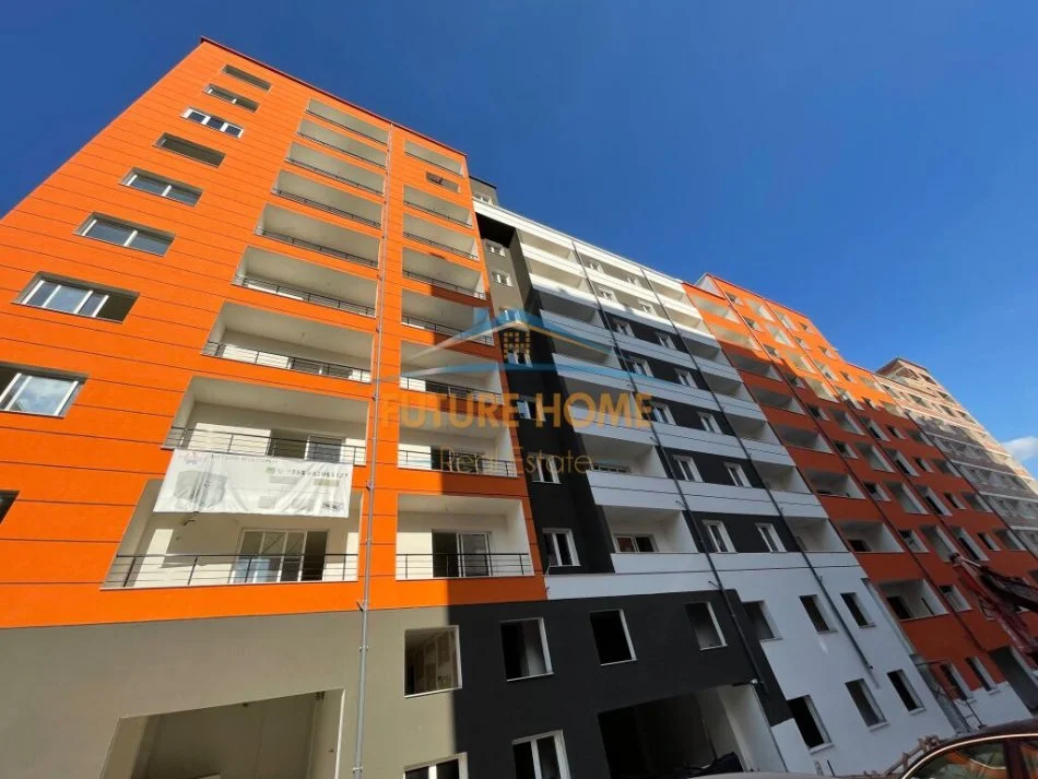 Tirane, shitet apartament 1+1+Ballkon Kati 5, 86.100 € (Yzberisht prane KMY)