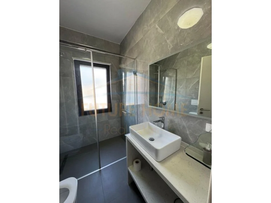 Tirane, jepet me qera apartament 1+1+Ballkon Kati 6, 70 m² 1.250 € (Bulevardi i Ri)