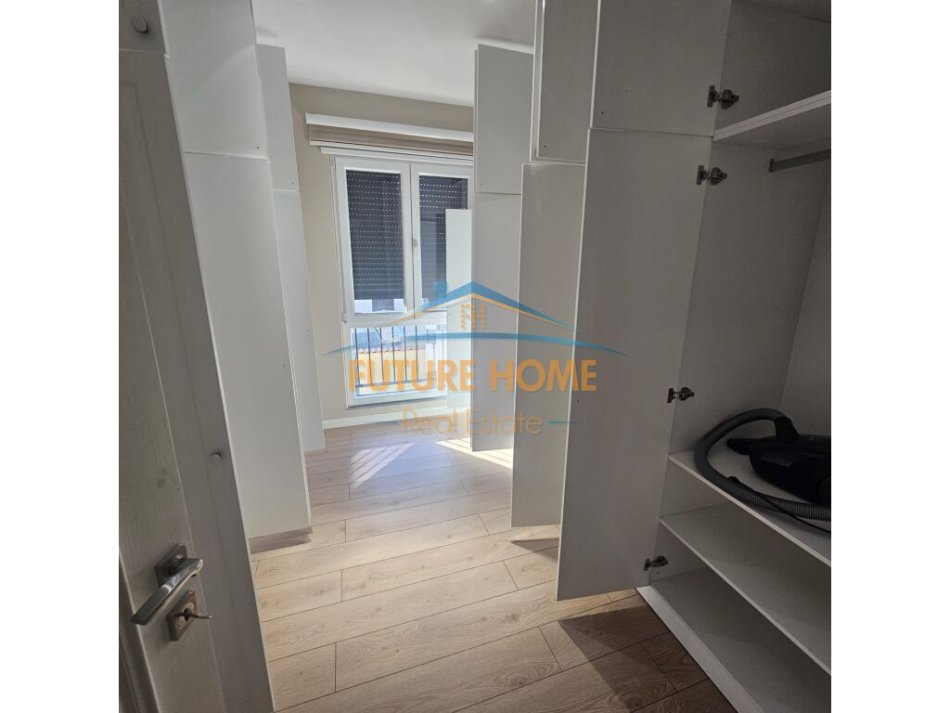 Tirane, jepet me qera apartament 4+1 Kati 4, 170 m² 1.300 € (MYSLYM SHYRI)