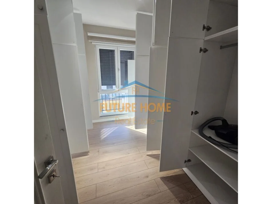 Tirane, jepet me qera apartament 4+1 Kati 4, 170 m² 1.300 € (MYSLYM SHYRI)