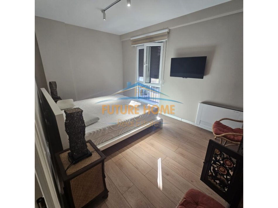 Tirane, jepet me qera apartament 4+1 Kati 4, 170 m² 1.300 € (MYSLYM SHYRI)