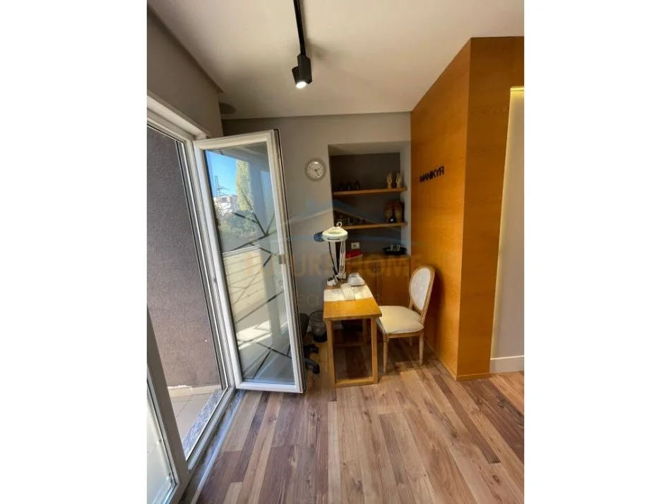 Tirane, jepet me qera ambjent biznesi Kati 1, 78 m² 1.300 € (Don Bosko)