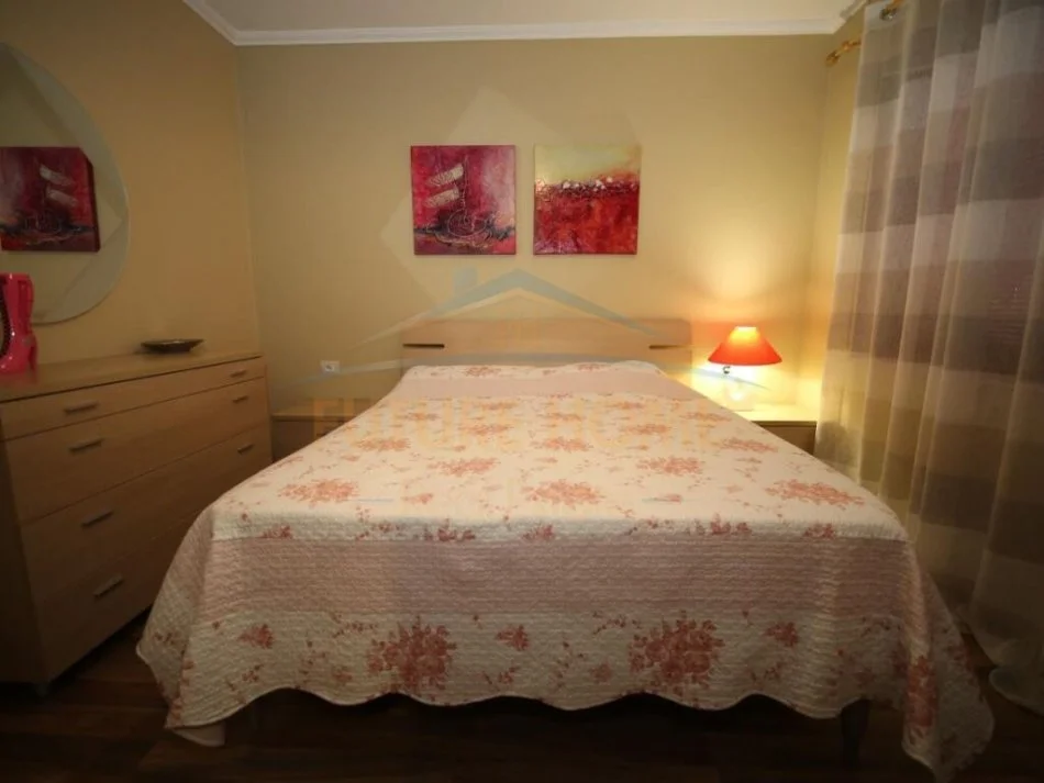 Tirane, jap me qera apartament 2+1 Kati 2, 82 m² 750 € (Pazari i Ri)