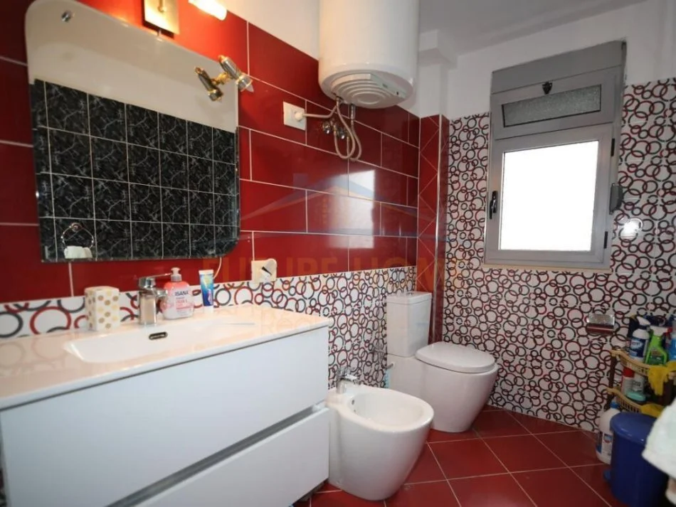 Tirane, jepet me qera apartament 2+1+Ballkon , 78 m² 750 € (Pazari I Ri)