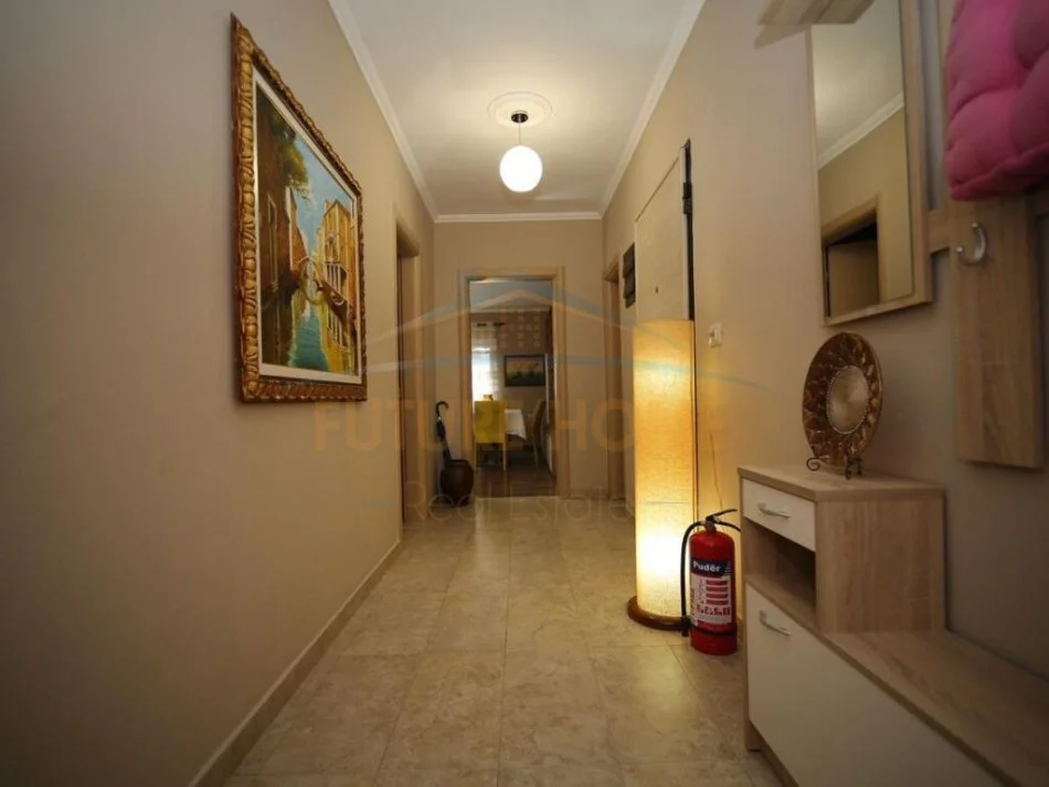 Tirane, jepet me qera apartament 2+1+Ballkon , 78 m² 750 € (Pazari I Ri)