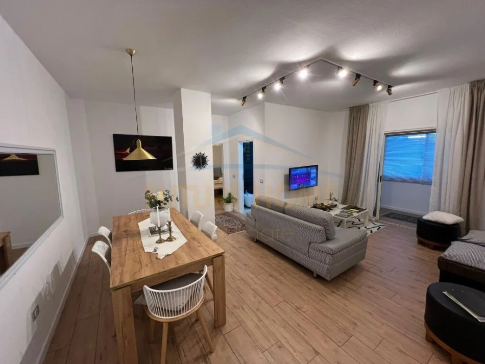 Durres, jepet me qera apartament 1+1+Ballkon Kati 1, 90 m² 450 € (Qender,Durres)