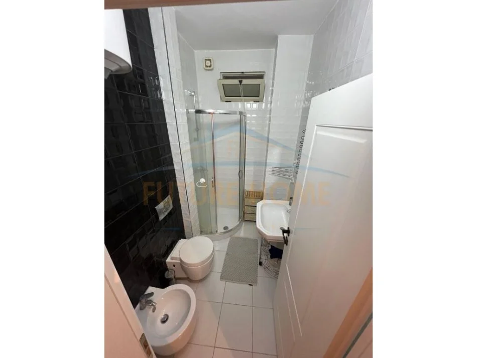 Durres, jepet me qera apartament 1+1+Ballkon Kati 1, 90 m² 450 € (Qender,Durres)