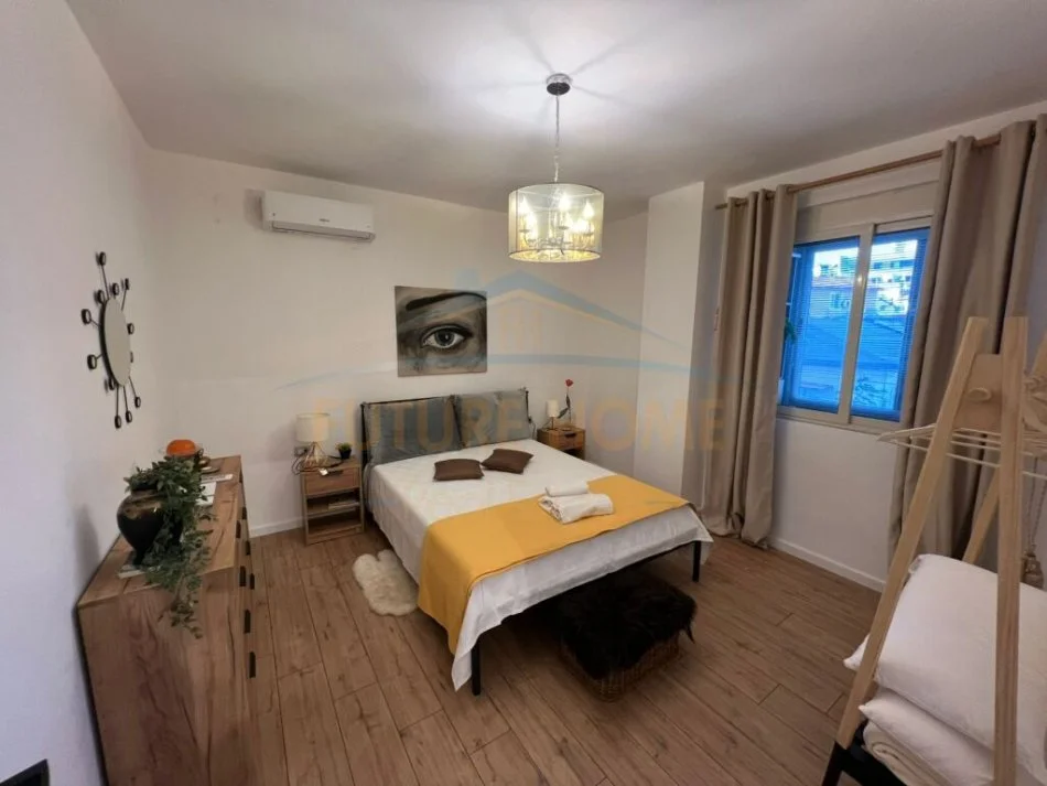 Durres, jepet me qera apartament 1+1+Ballkon Kati 1, 90 m² 450 € (Qender,Durres)