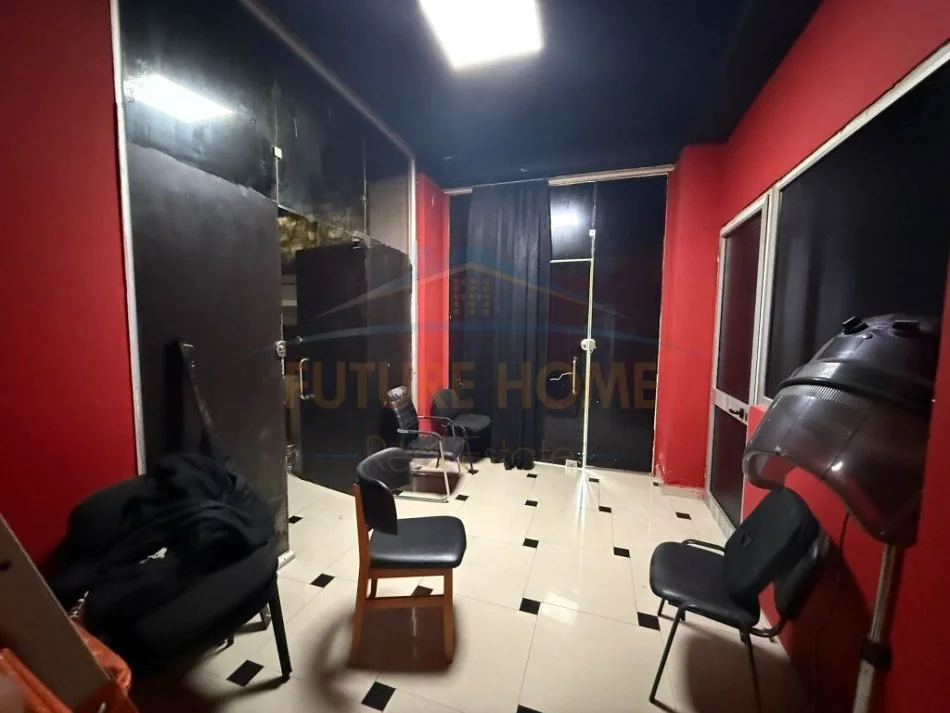 Tirane, jepet me qera lokal Kati 0, 385 m² 1.100 € 