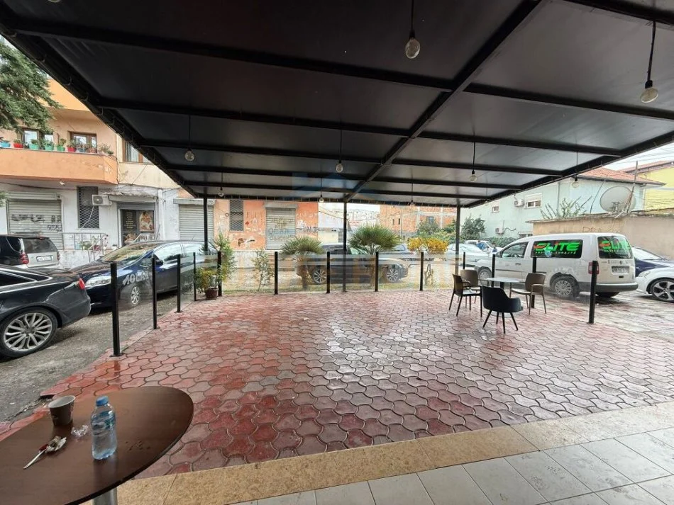 Tirane, jepet me qera lokal Kati 0, 385 m² 1.100 € 