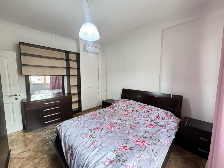 Tirane, jepet me qera apartament 2+1 Kati 4, 85 m² 500 € (astir)